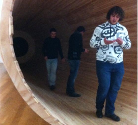 ESTUDANTES DE ARQUITECTURA E DESIGN VISITARAM AS OBRAS DE CILDO MEIRELES 