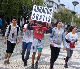 ESTUDANTES DA UNIVERSIDADE DISTRIBUÍRAM
