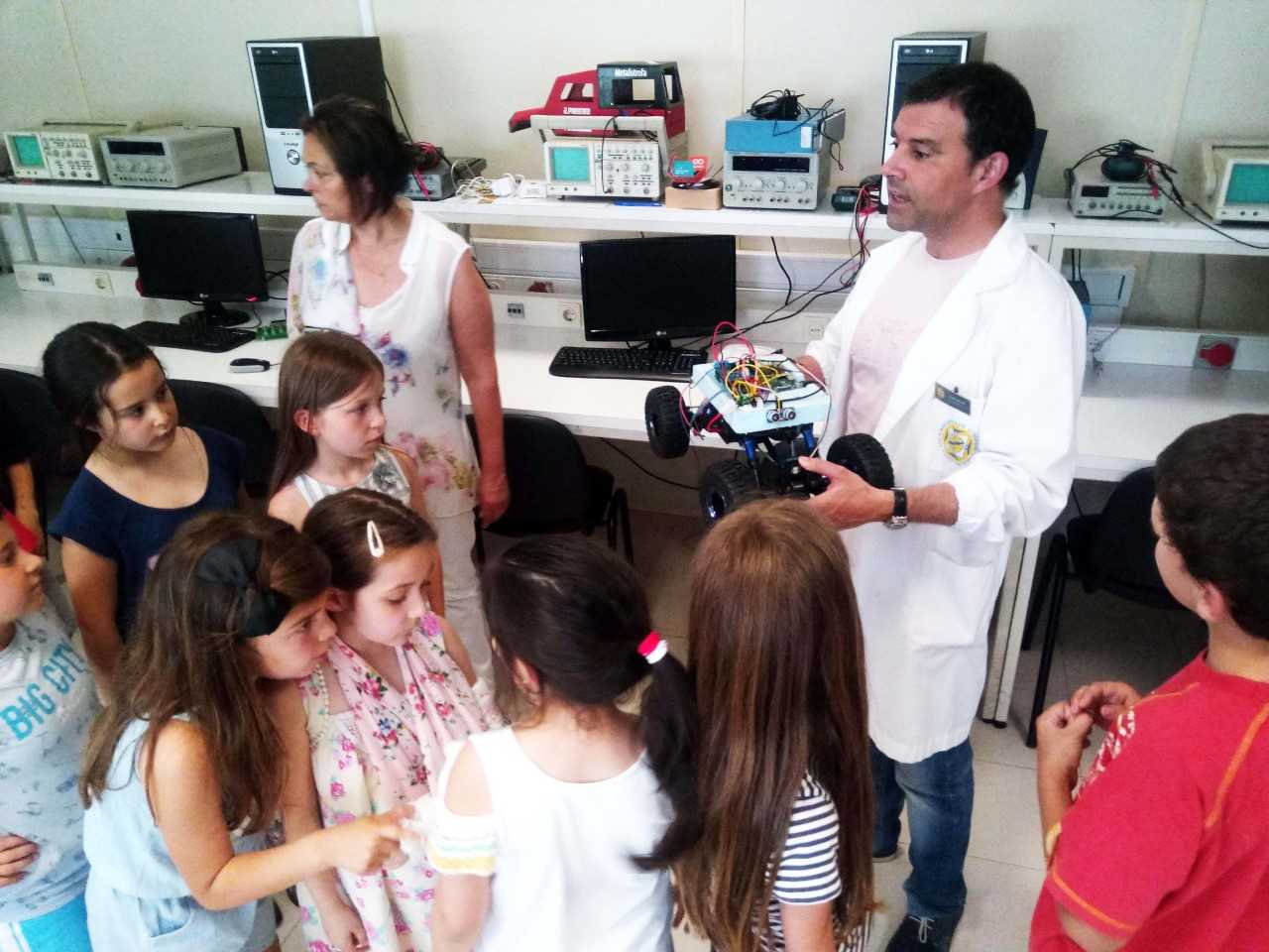 ESTUDANTES DA LUSADA CONSTROEM MQUINAS IDEALIZADAS PELAS CRIANAS
