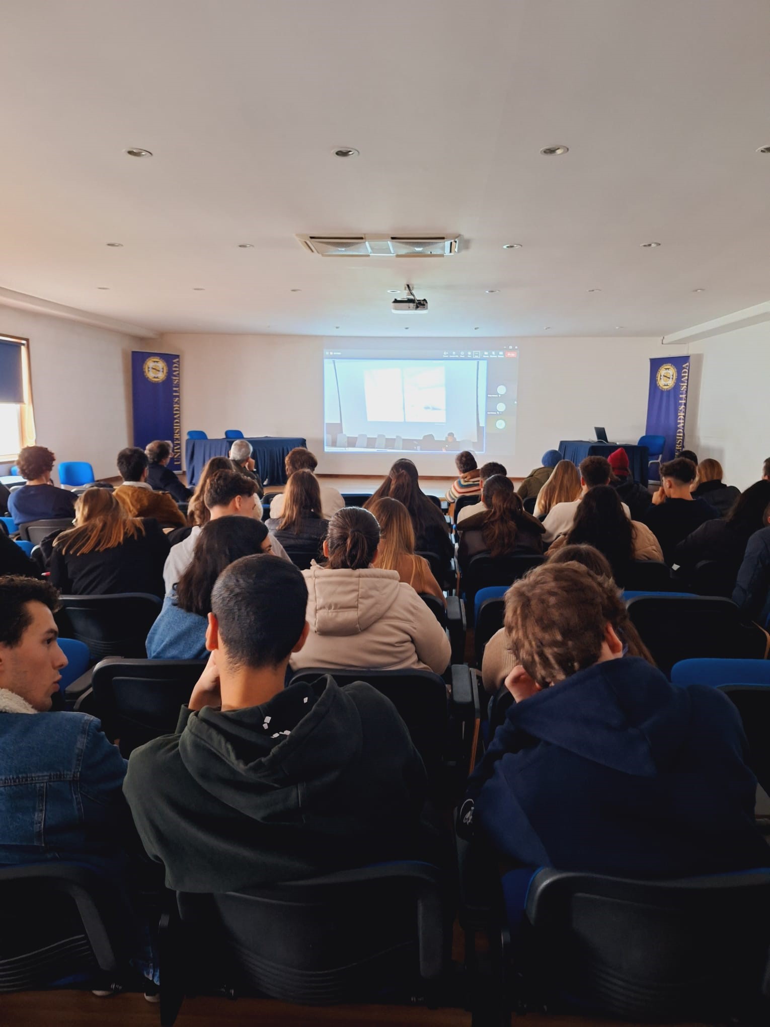Auditório repleto para assistir à Conferência do Arquiteto Carvalho Araújo