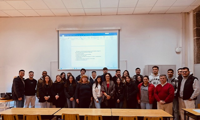 Professora Kamelia Assenova profere aula aberta para estudantes de Contabilidade