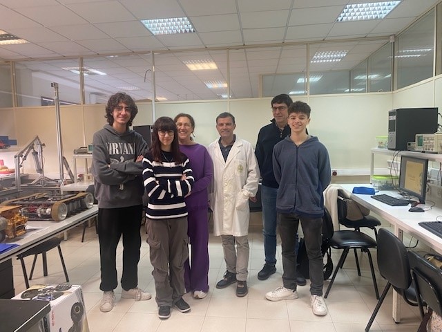 Alunos da Escola Camilo Castelo Branco desenvolvem projeto nos Laboratórios da Universidade