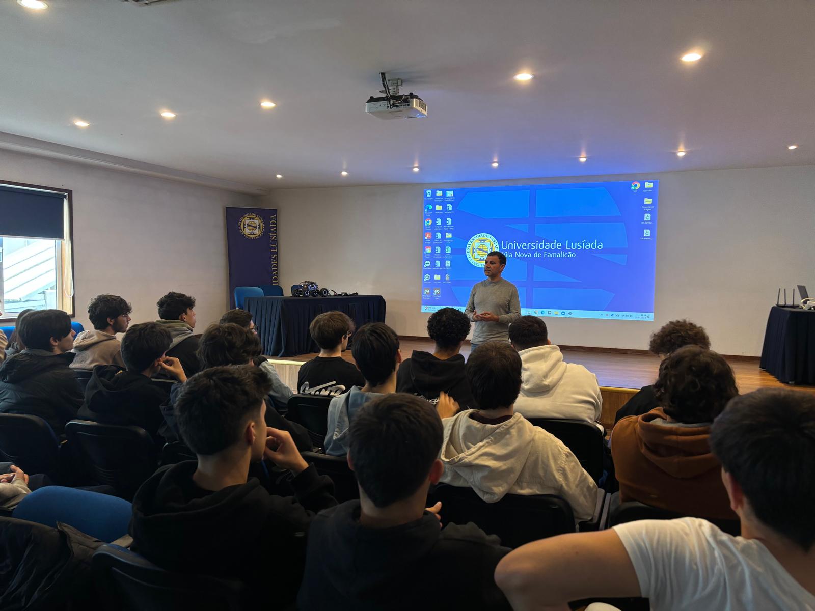 Explorando IoT e Realidade Virtual: alunos da Escola Camilo Castelo Branco na Semana da Cincia e Tecnologia