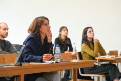Professora Maria Tavares conduz debate na Conferência MAIS DO QUE CASAS STARBURSTING