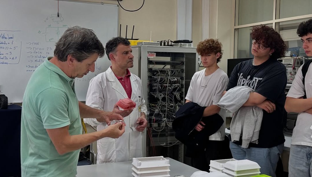 Alunos do secundrio participam em atividades, no FabLab, com inovao e criatividade